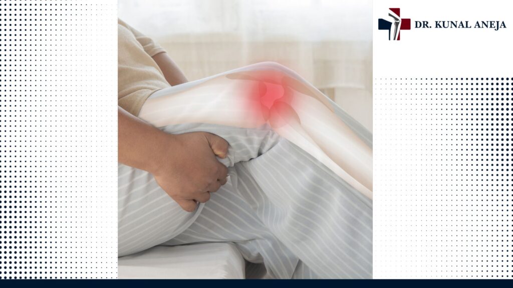 Best orthopaedic doctor in Delhi consulting a patient
